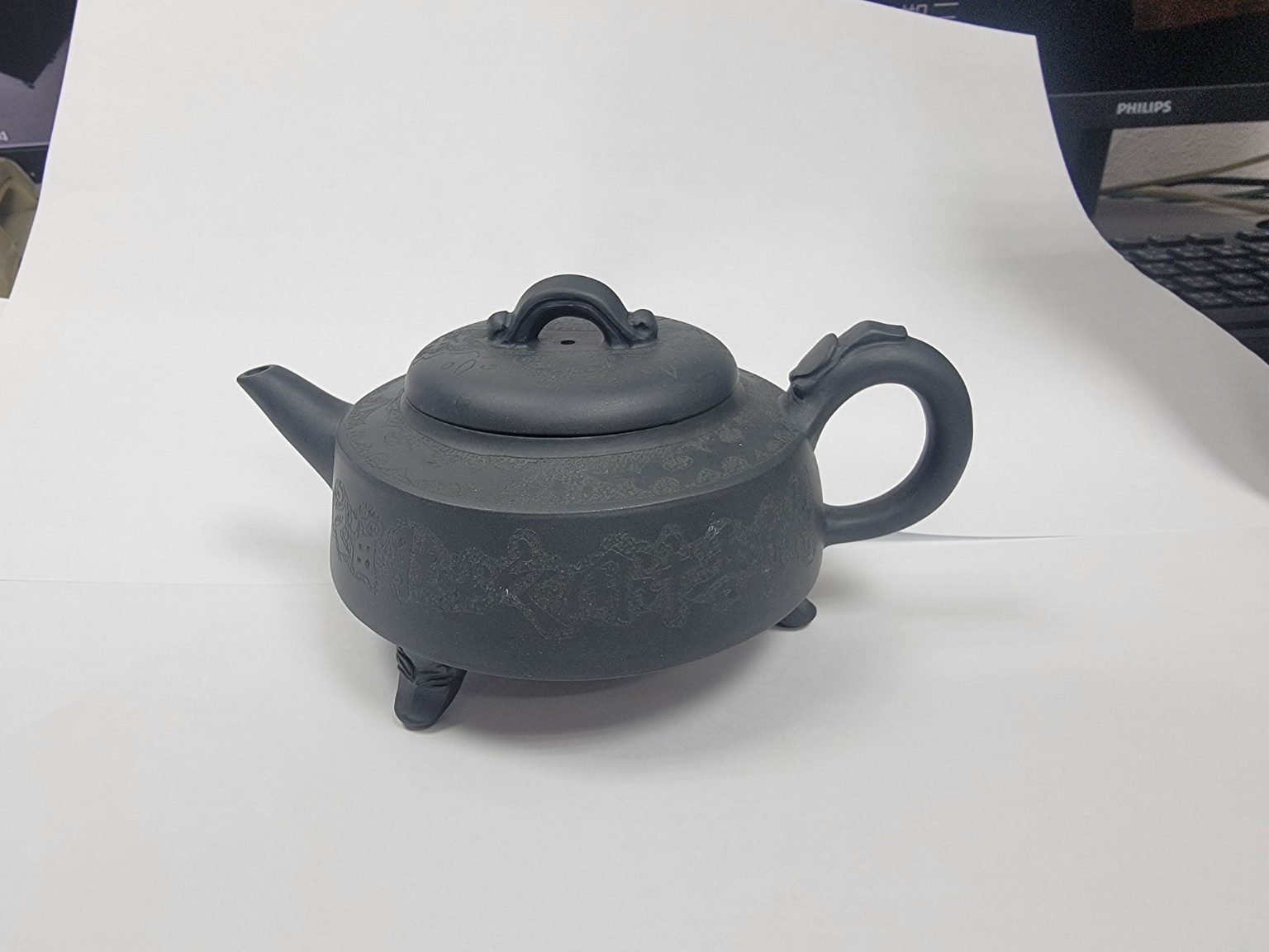 深灰雕紋壺原始實拍:壺身側面