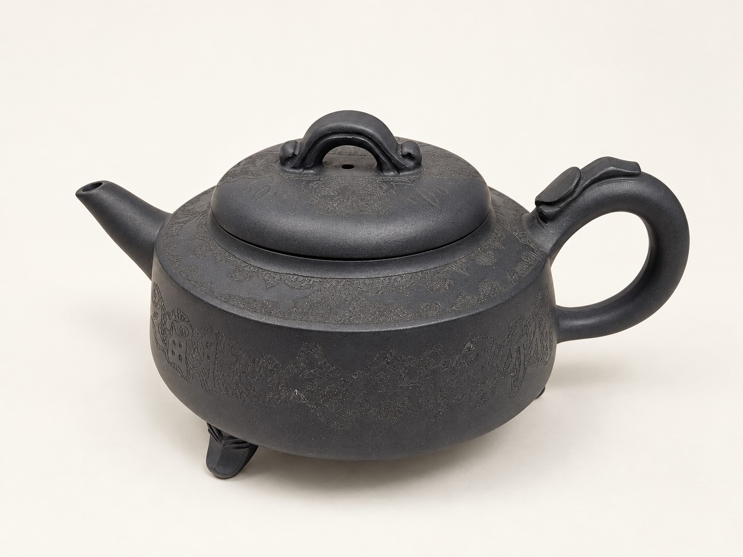 深灰雕紋壺:壺身與紋飾(修飾展示照)