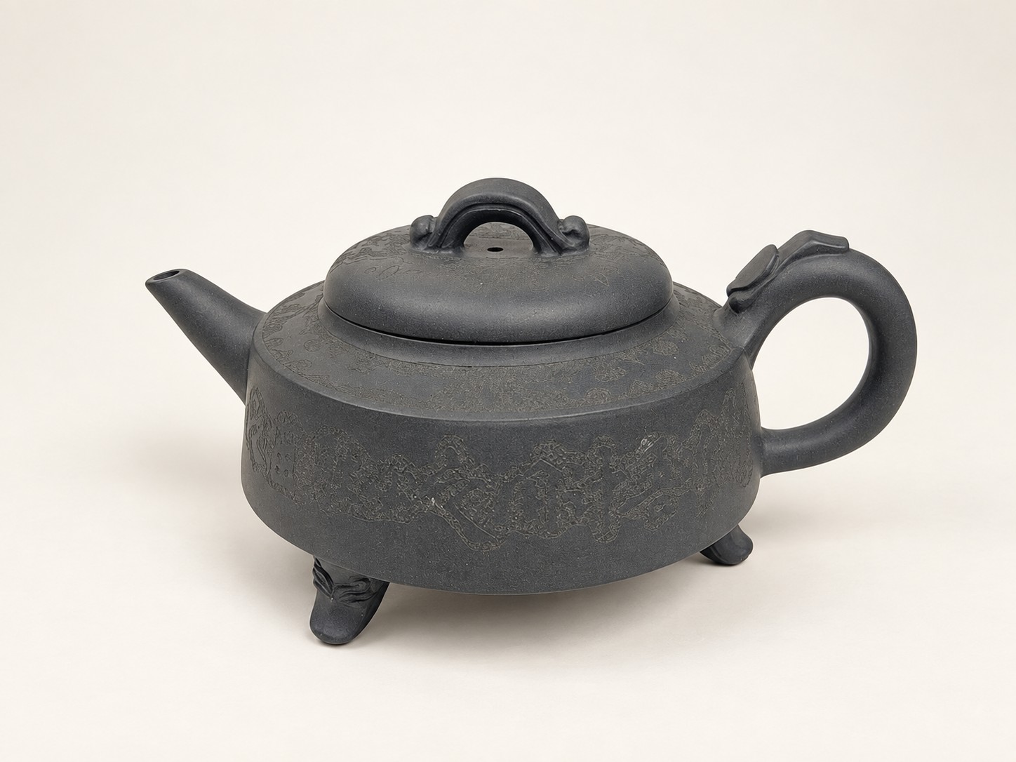 深灰雕紋壺:側面器形(修飾展示照)